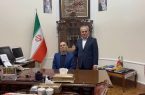 استاندار آذربایجان شرقی، معلم کلاس اول خود را بر صندلی‌اش نشاند