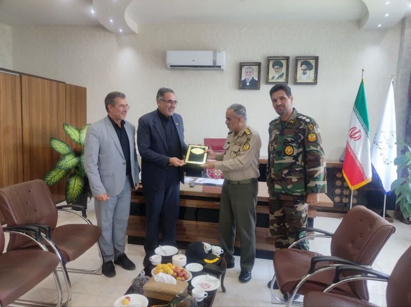 تجلیل فرمانده تیپ مرند از فرماندار شهرستان مرند  به پاس حمایت‌های ویژه از ارتش